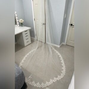 Elegant White Lace Bridal Veil with Comb